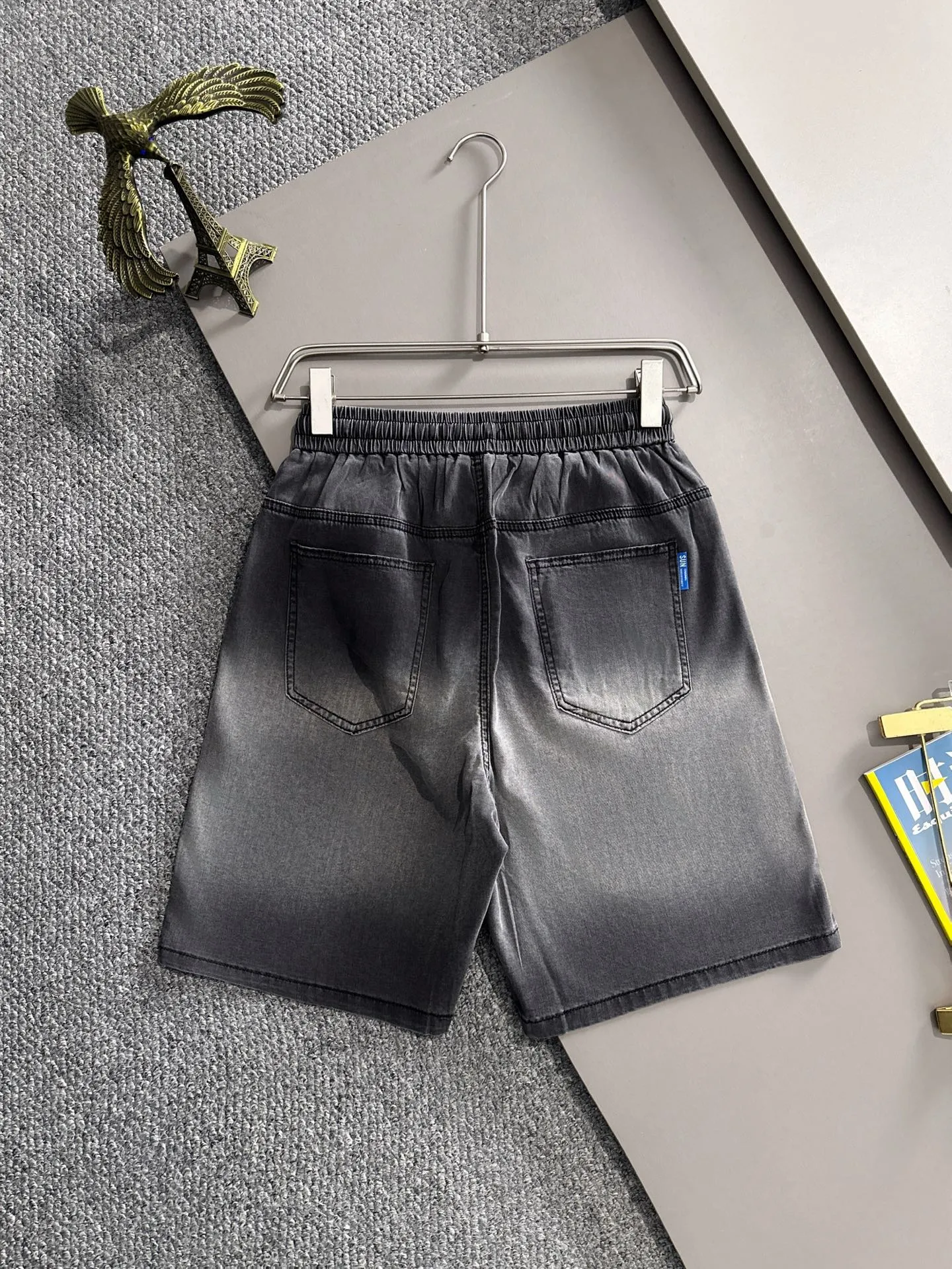P300 Big Goose 2025 summer new jeans denim shorts are woven from imported Japanese Denim plain cotton denim fabrics. They have three standards. The top stone-washed process makes the texture reach the old taste of the 1980s. It is soft, delicate, comfortable and breathable. The color has a modern and fashionable vicissitudes. The upper body is versatile and fashionable! Light luxury is a must-have item for daily commuting! Size: M-4XL (please state your height and weight when placing an order)